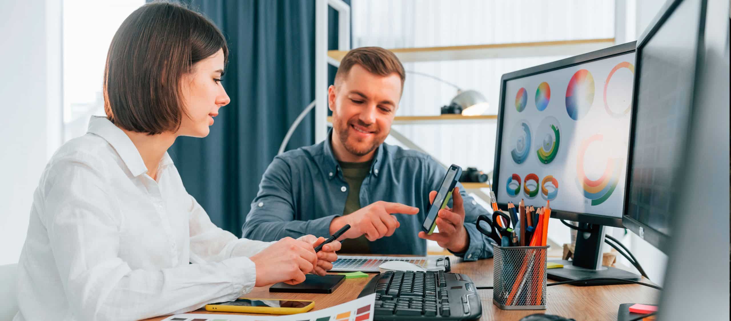 Diseñadores trabajando en software y páginas web